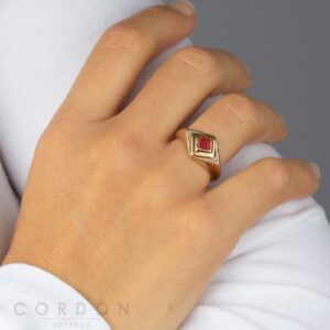 Anillo Acabado Oro 18 Kt Rombo Rojo Vidal Vidal