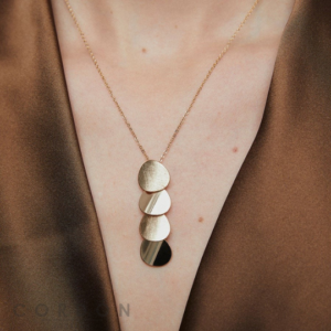 collar-acabado-en-oro-18kt-piedras-multicolor-con-medalla-vidal-vidal