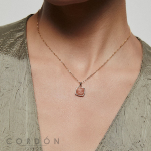 collar-acabado-en-oro-18kt-piedras-multicolor-y-medallas-vidal-vidal
