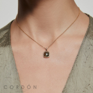 collar-acabado-en-oro-18kt-estrellas-y-piedras-multicolor-vidal-vidal-2
