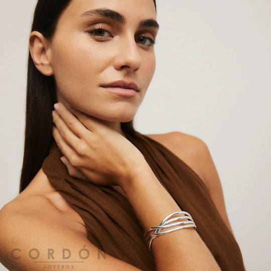 pulsera-acabada-en-plata-ovalada-rayada-vidal-vidal