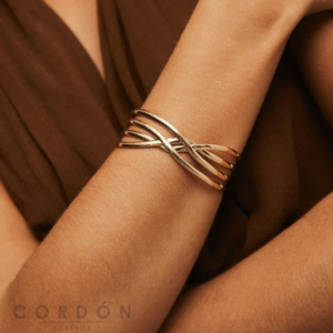 pulsera-rigida-acabado-oro-18kt-tiras-cristal-y-piedras-pastel-vidal-vidal