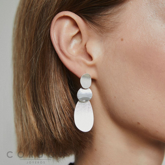 pendientes-largos-acabado-plata-circular-textura-vidal-vidal