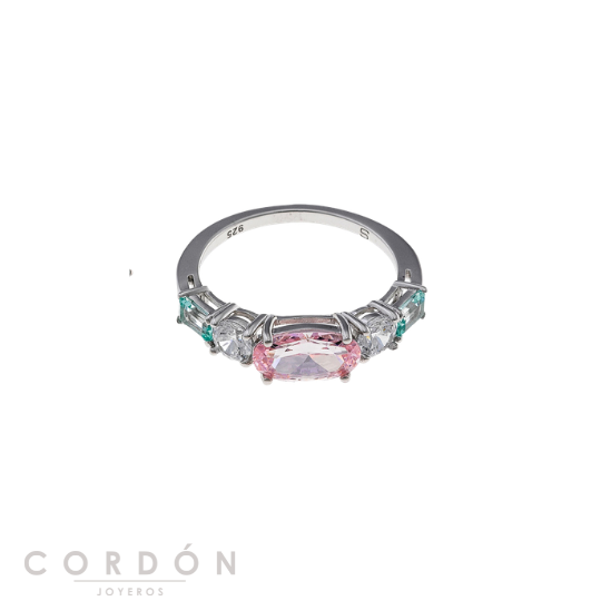 Detalle del óvalo de circonita rosa y las baguettes verde aqua del anillo Salvatore Plata 136S0427