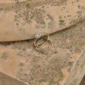 Anillo circular Salvatore Astral de plata rodiada y línea dorada puesto en la mano