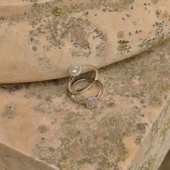 Anillo circular Salvatore Astral de plata rodiada y línea dorada puesto en la mano