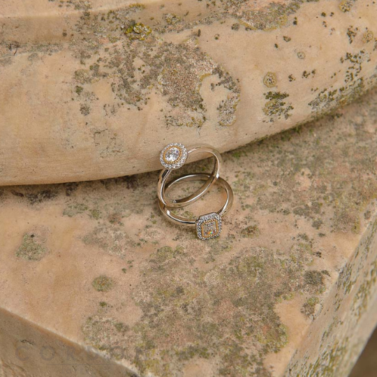Detalle del frente rectangular con circonitas blancas y la línea dorada del anillo Salvatore Plata 136S0429