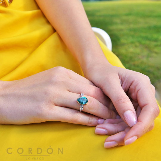 Anillo Salvatore Vibrant con pera color Paraiba puesto en la mano