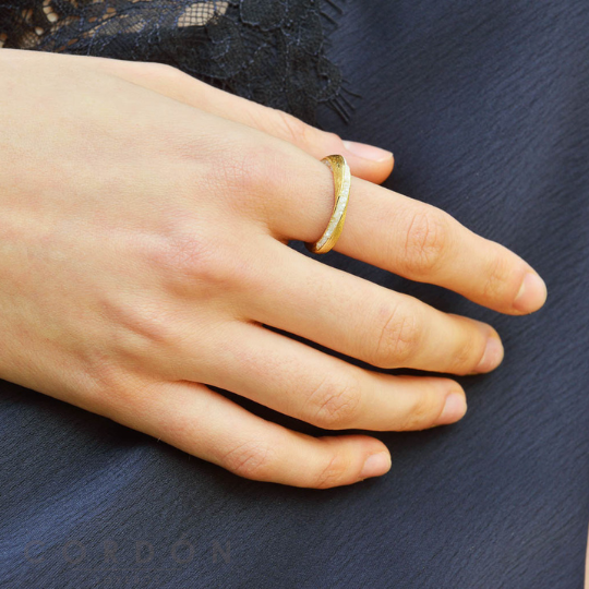 Anillo Salvatore Organic de latón dorado con perla chura puesto en la mano
