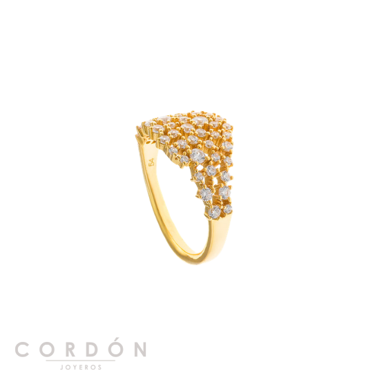 Detalle del óvalo cuajado de circonitas en micropavé del anillo Salvatore Plata 195S0079