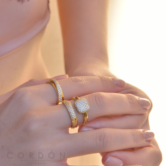 Anillo cuadrado Salvatore Astral de plata chapada en oro puesto en la mano