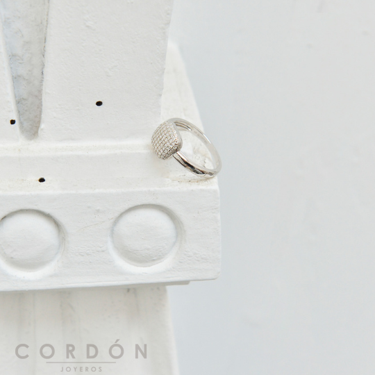 Detalle del frente cuadrado rodiado cuajado de circonitas del anillo Salvatore Plata 268S0035