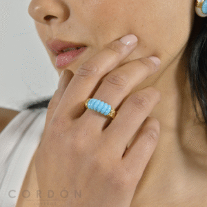 Detalle de la resina turquesa estriada y las circonitas del anillo Salvatore Plata 277SM003