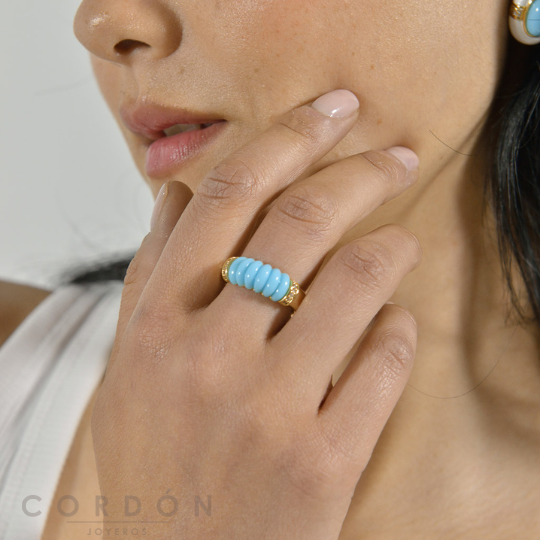 Detalle de la resina turquesa estriada y las circonitas del anillo Salvatore Plata 277SM003