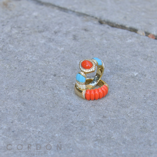 Detalle de la resina naranja estriada y las circonitas del anillo Salvatore Plata 277SM004