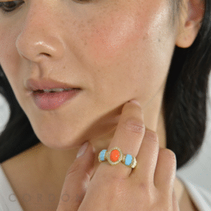 Anillo maxi joya Salvatore Petra con resina naranja y turquesa puesto en la mano