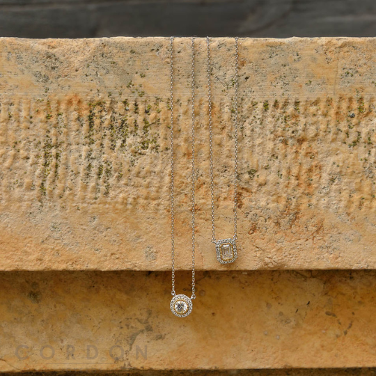 Detalle del colgante rectangular de circonitas con línea dorada del collar Salvatore 136C0416