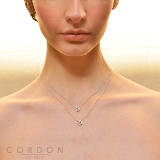 Collar de plata con rodio y línea dorada Salvatore Astral con colgante rectangular puesto en el cuello