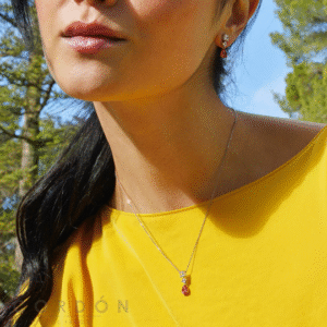 Collar de plata rodio Salvatore Vibrant con pera de circonita naranja puesto en el cuello