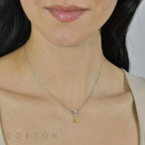 Collar de plata rodio Salvatore Vibrant con pera de circonita amarilla puesto en el cuello