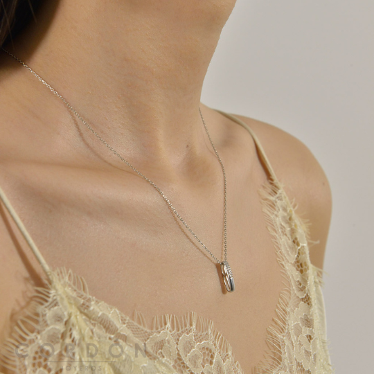 Collar de plata rodiada Salvatore Wedding con colgante barra puesto en el cuello