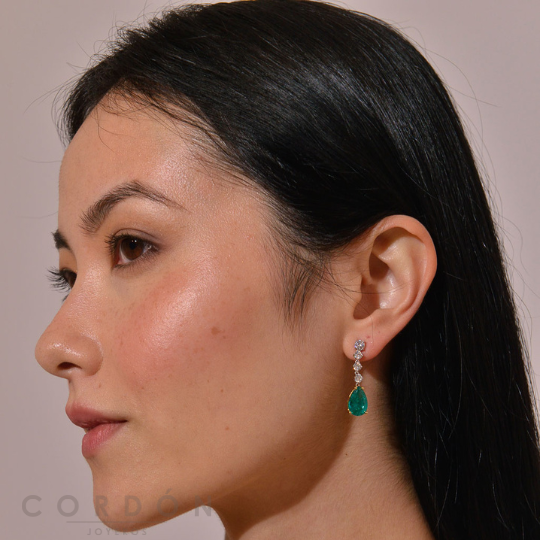 Pendientes colgantes Salvatore Vibrant con pera color Paraiba puestos en la oreja