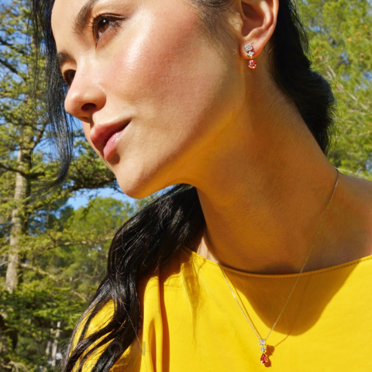 Pendientes colgantes Salvatore Vibrant con pera naranja puestos en la oreja