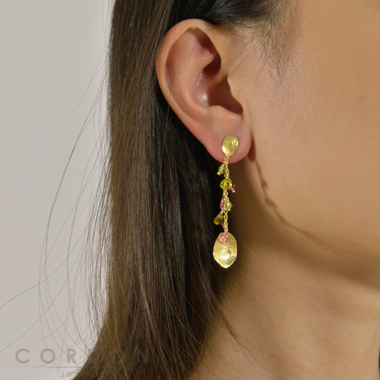 Detalle del baño de oro de 18 quilates de los pendientes Salvatore Organic