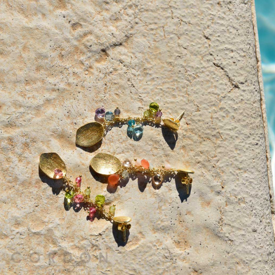 Detalle de los peridotos verdes y las turmalinas rosas facetadas del pendiente Salvatore Plata 163AM004