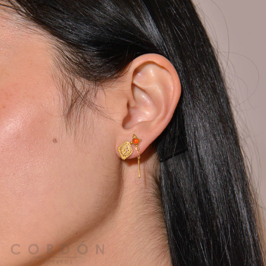 Pendientes Salvatore Mystic con chatón de ágata roja puestos en la oreja