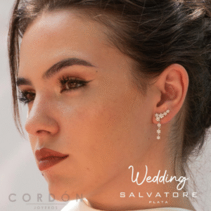 Pendientes trepadores Salvatore Wedding de copos de nieve puestos en la oreja