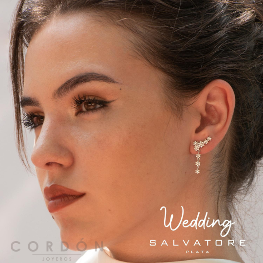Pendientes trepadores Salvatore Wedding de copos de nieve puestos en la oreja