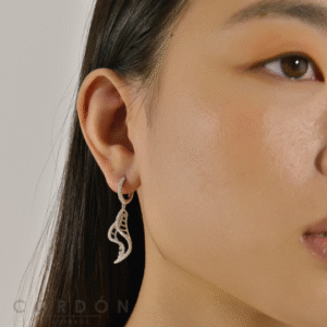 Pendientes largos Salvatore Wedding con onda de circonitas puestos en la oreja