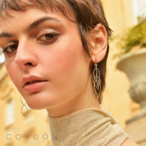Pendientes largos Salvatore Bamboo de plata chapada en oro puestos en la oreja