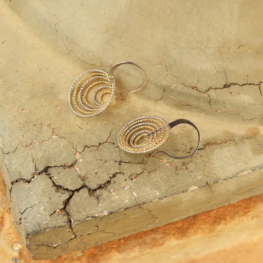Detalle de las anillas concéntricas en oro y rodio con acabado diamantado del pendiente Salvatore Plata 203A0390