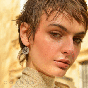 Pendientes de aro Salvatore Bamboo bicolor de oro y rodio puestos en la oreja