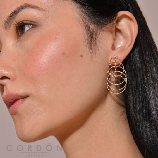 Pendientes de aros Salvatore Bamboo bicolor de oro y rodio puestos en la oreja