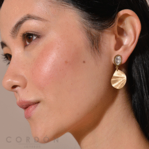 Pendientes largos Salvatore Bamboo de plata chapada en oro puestos en la oreja