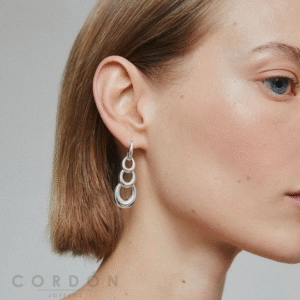 Pendientes largos Vidal Vidal Suave con eslabones entrelazados puestos en la oreja