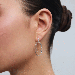 Pendientes largos Vidal Vidal Flow plateados con dobles óvalos puestos en la oreja