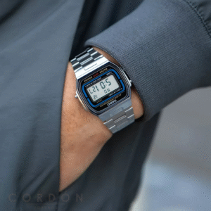 Reloj Casio Vintage A164 de acero unisex puesto en la muñeca