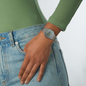 Reloj Casio Vintage A168 plateado de acero unisex puesto en la muñeca