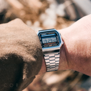 Reloj Casio Vintage de acero con esfera negra puesto en la muñeca