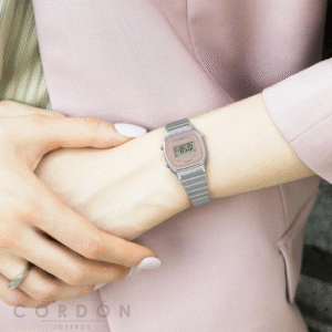 Reloj Casio Vintage LA670 rosa mini de mujer puesto en la muñeca