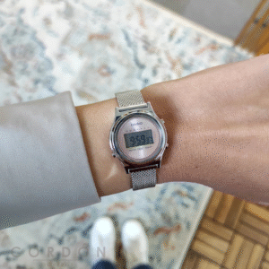 Detalle de la esfera rosa y la malla milanesa del Casio LA700WEM-4AEF