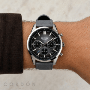 Reloj Casio Edifice cronógrafo de hombre con esfera gris puesto en la muñeca