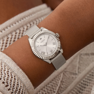 Detalle de la caja con bisel estriado del Guess Mini Luna