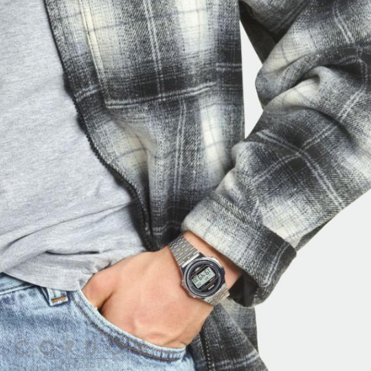 Reloj Casio Vintage A171 de acero unisex puesto en la muñeca