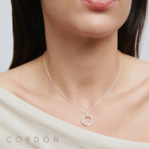 Colgante Vidal Vidal Eternity de plata con aros entrelazados puesto en el escote