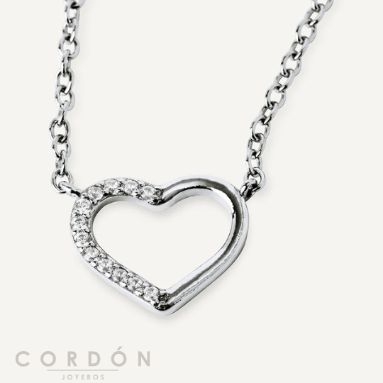 Detalle del corazón calado con circonitas del collar Vidal Vidal X1826038 Esencia